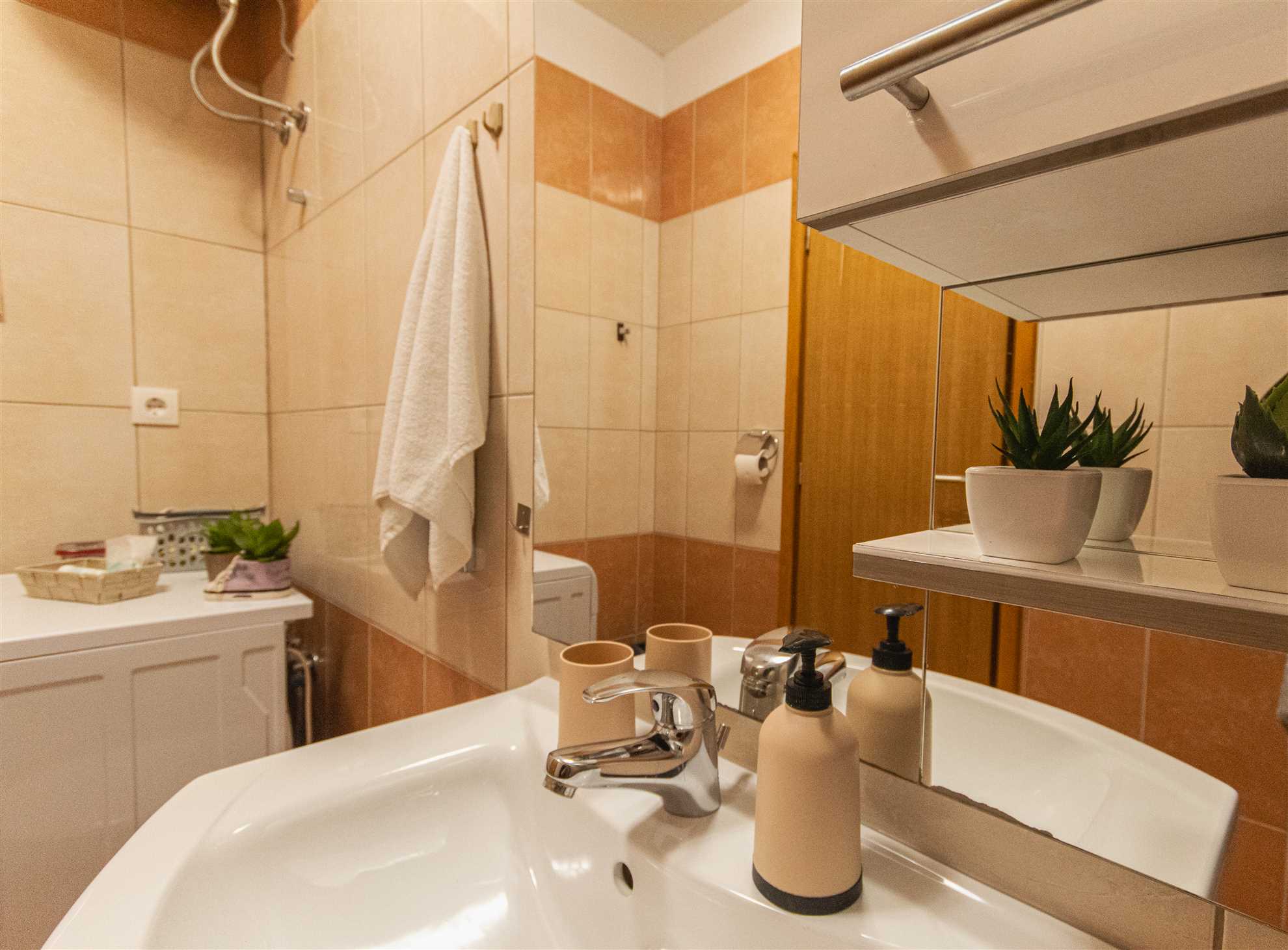 Prostrani stan s pogledom na more u blizini Marjana i plaže