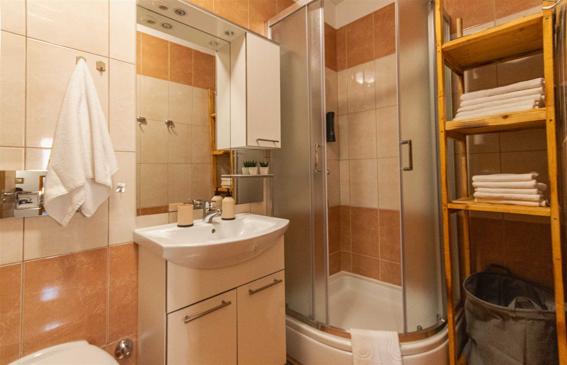 Prostrani stan s pogledom na more u blizini Marjana i plaže