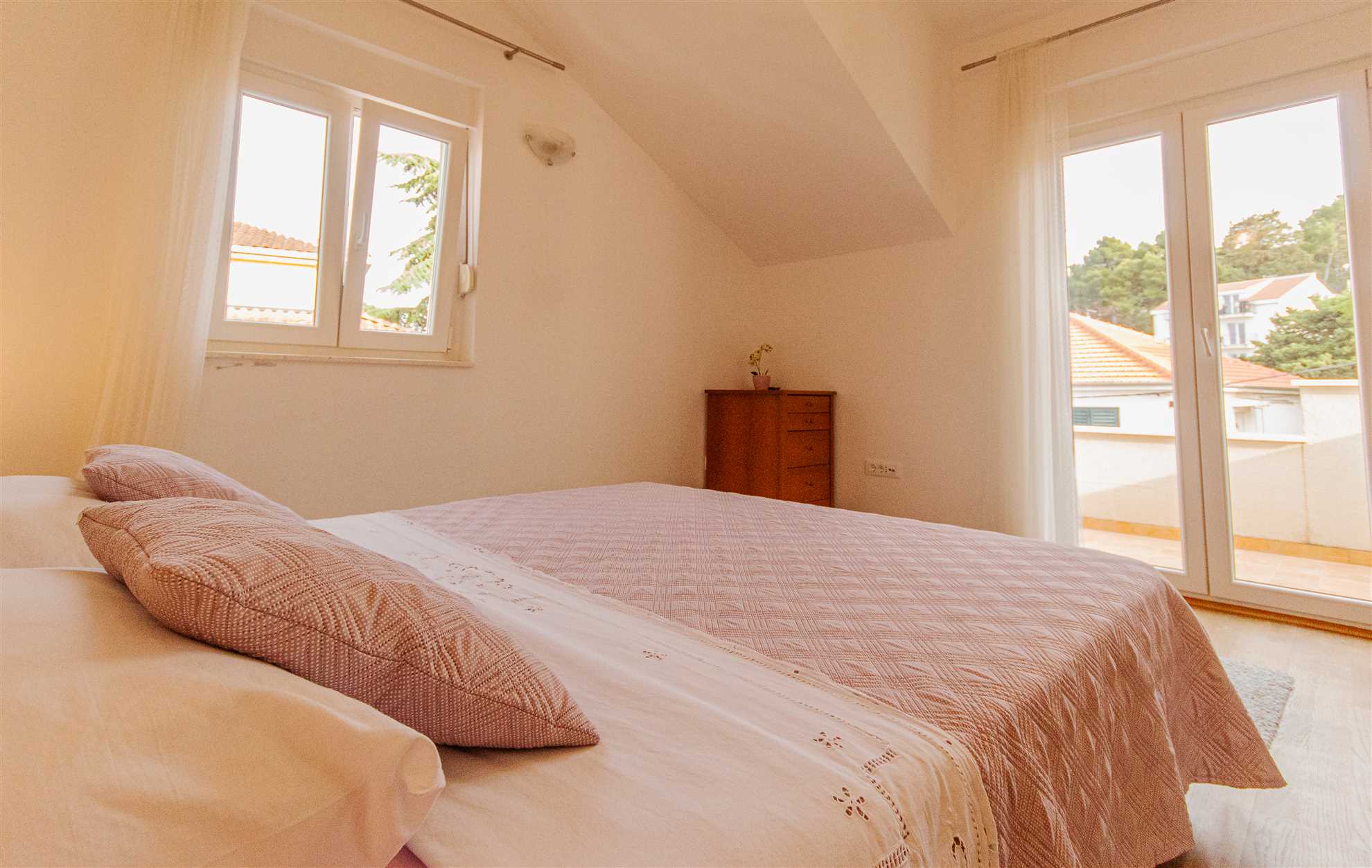 Prostrani stan s pogledom na more u blizini Marjana i plaže