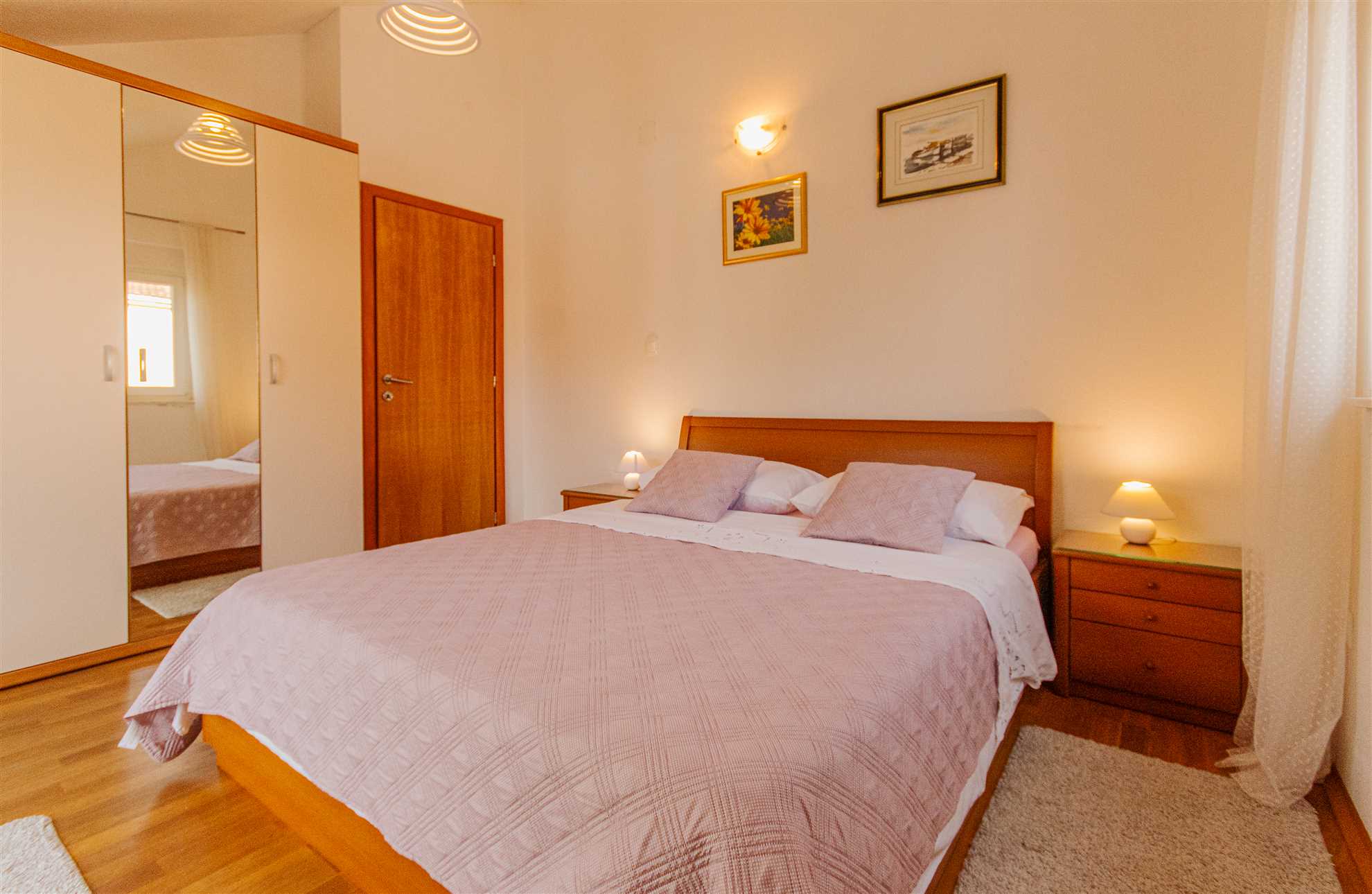 Prostrani stan s pogledom na more u blizini Marjana i plaže