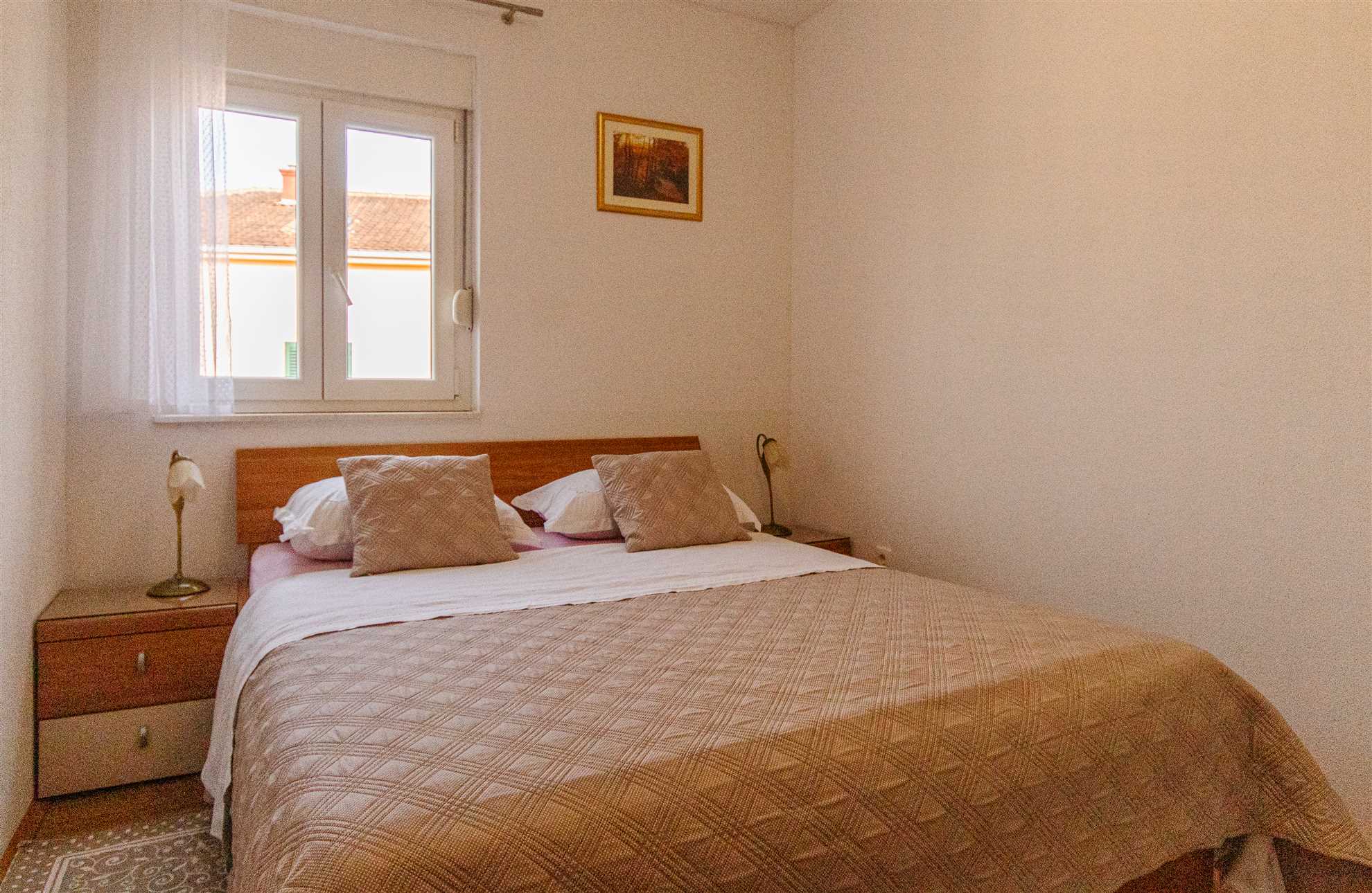 Prostrani stan s pogledom na more u blizini Marjana i plaže