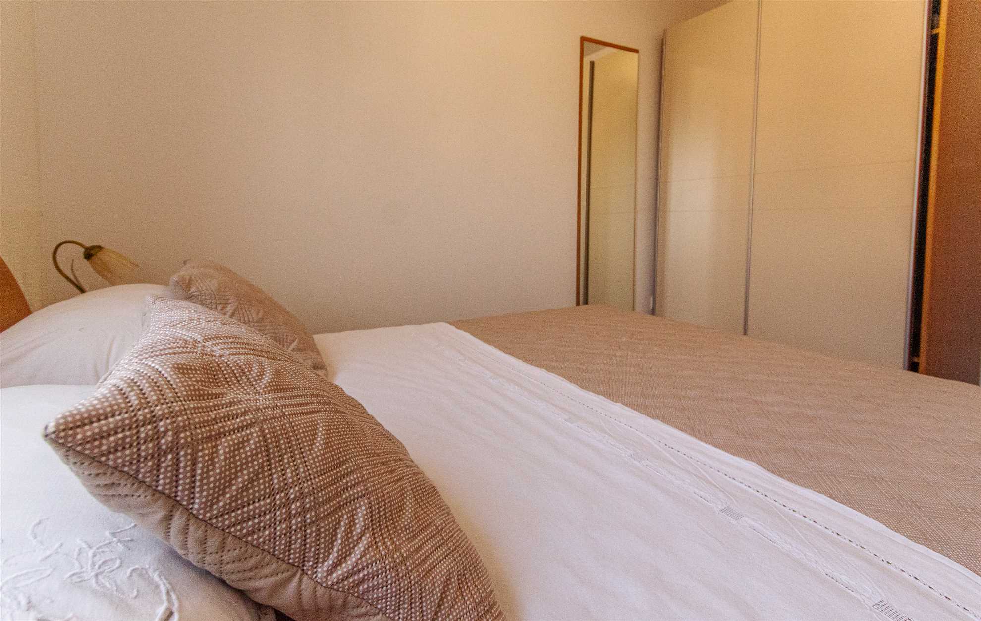 Prostrani stan s pogledom na more u blizini Marjana i plaže