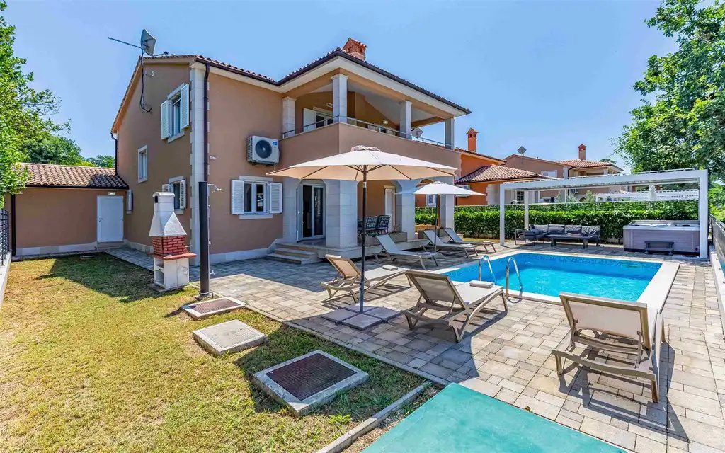 4-Bedroom Villa in Pula for Up to 10 Guests