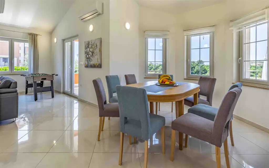 4-Bedroom Villa with Private Pool in Pula