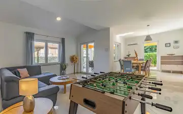 3-Bedroom Villa with Jacuzzi in Pula