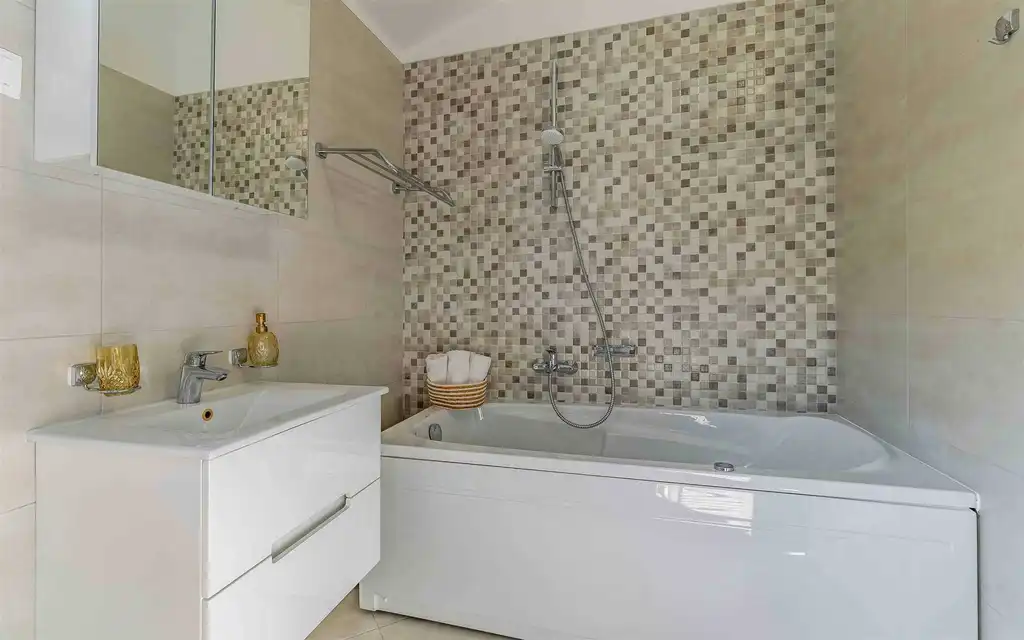 3-Bedroom Villa with Jacuzzi in Pula