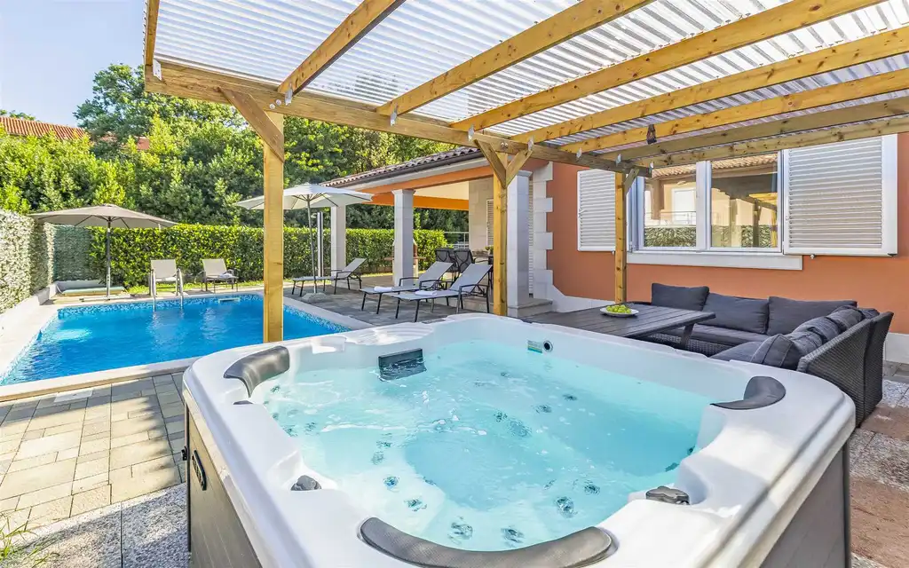 3-Bedroom Villa with Jacuzzi in Pula