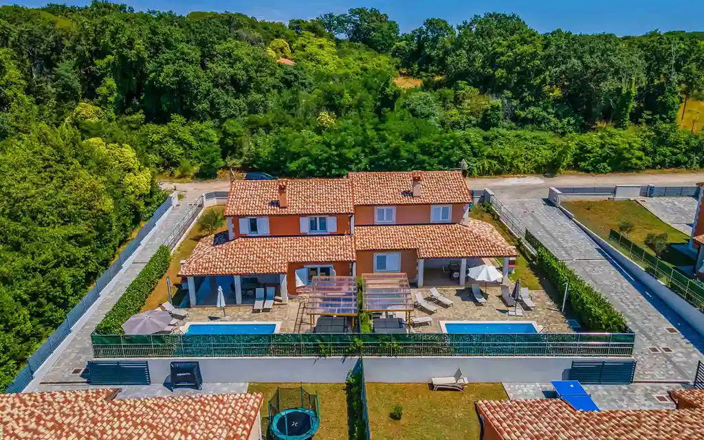 3-Bedroom Villa with Jacuzzi in Pula