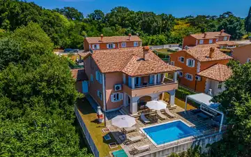 Four-Bedroom Villa for up to 10 Guests in Pula