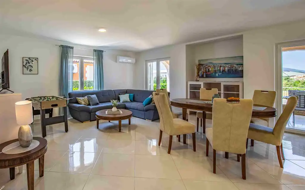 Four-Bedroom Villa for up to 10 Guests in Pula