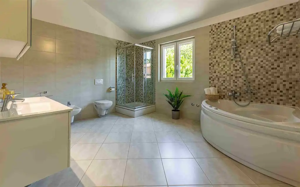 Four-Bedroom Villa for up to 10 Guests in Pula