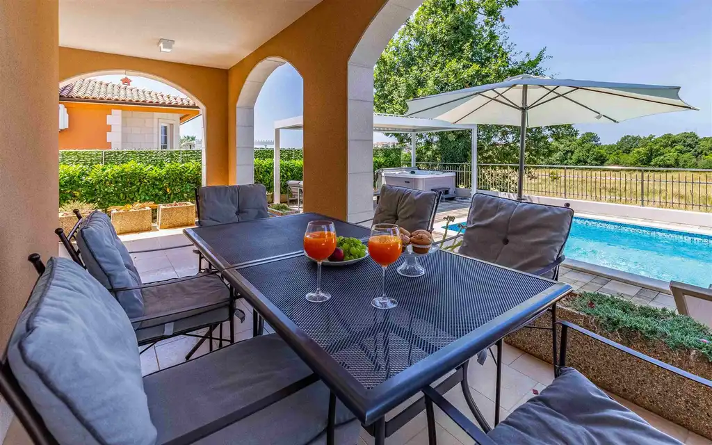 Four-Bedroom Villa for up to 10 Guests in Pula