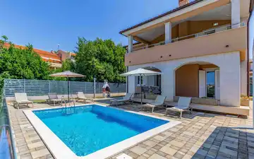 Four-Bedroom Villa for up to 10 Guests in Pula