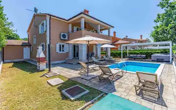 Four-Bedroom Villa for up to 10 Guests in Pula