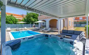 Four-Bedroom Villa for up to 10 Guests in Pula