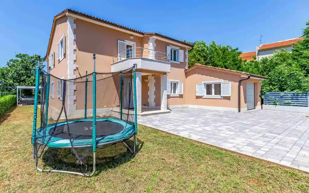 4-Bedroom Villa in Pula (Up to 10 Guests)