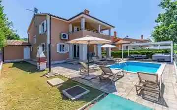 4-Bedroom Villa in Pula (Up to 10 Guests)