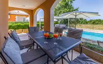 4-Bedroom Villa in Pula (Up to 10 Guests)