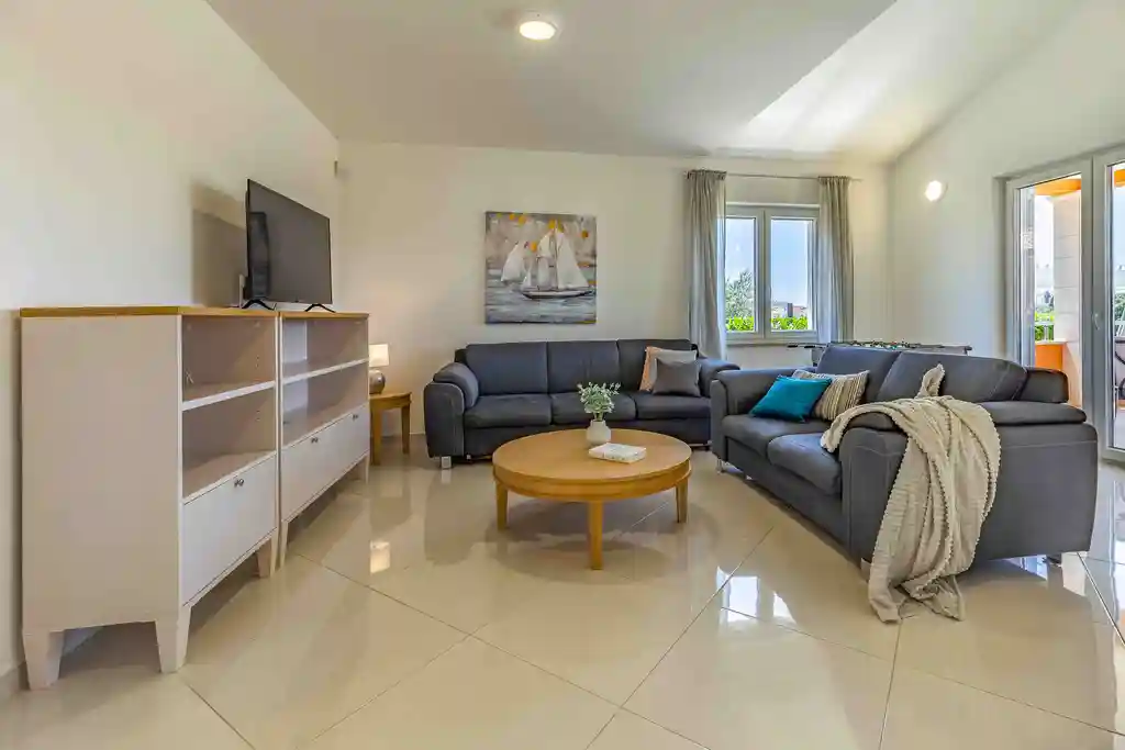 4-Bedroom Villa with Pool & Jacuzzi in Pula
