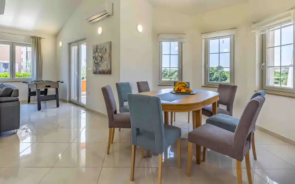 4-Bedroom Villa with Pool & Jacuzzi in Pula