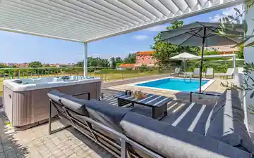 4-Bedroom Villa with Pool & Jacuzzi in Pula