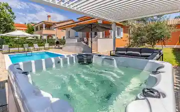 4-Bedroom Villa with Pool & Jacuzzi in Pula