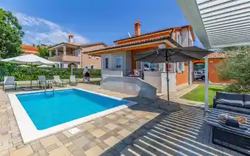 4-Bedroom Villa with Pool & Jacuzzi in Pula