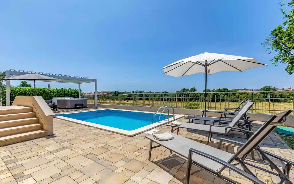 4-Bedroom Villa with Pool & Jacuzzi in Pula