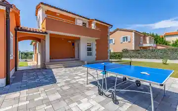4-Bedroom Villa with Pool & Jacuzzi in Pula