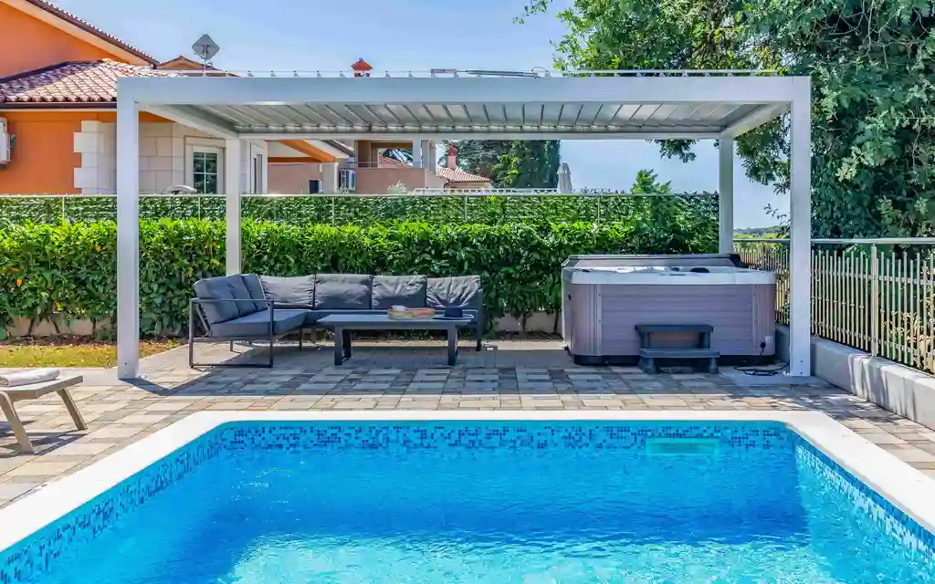 4-Bedroom Villa with Pool & Jacuzzi in Pula