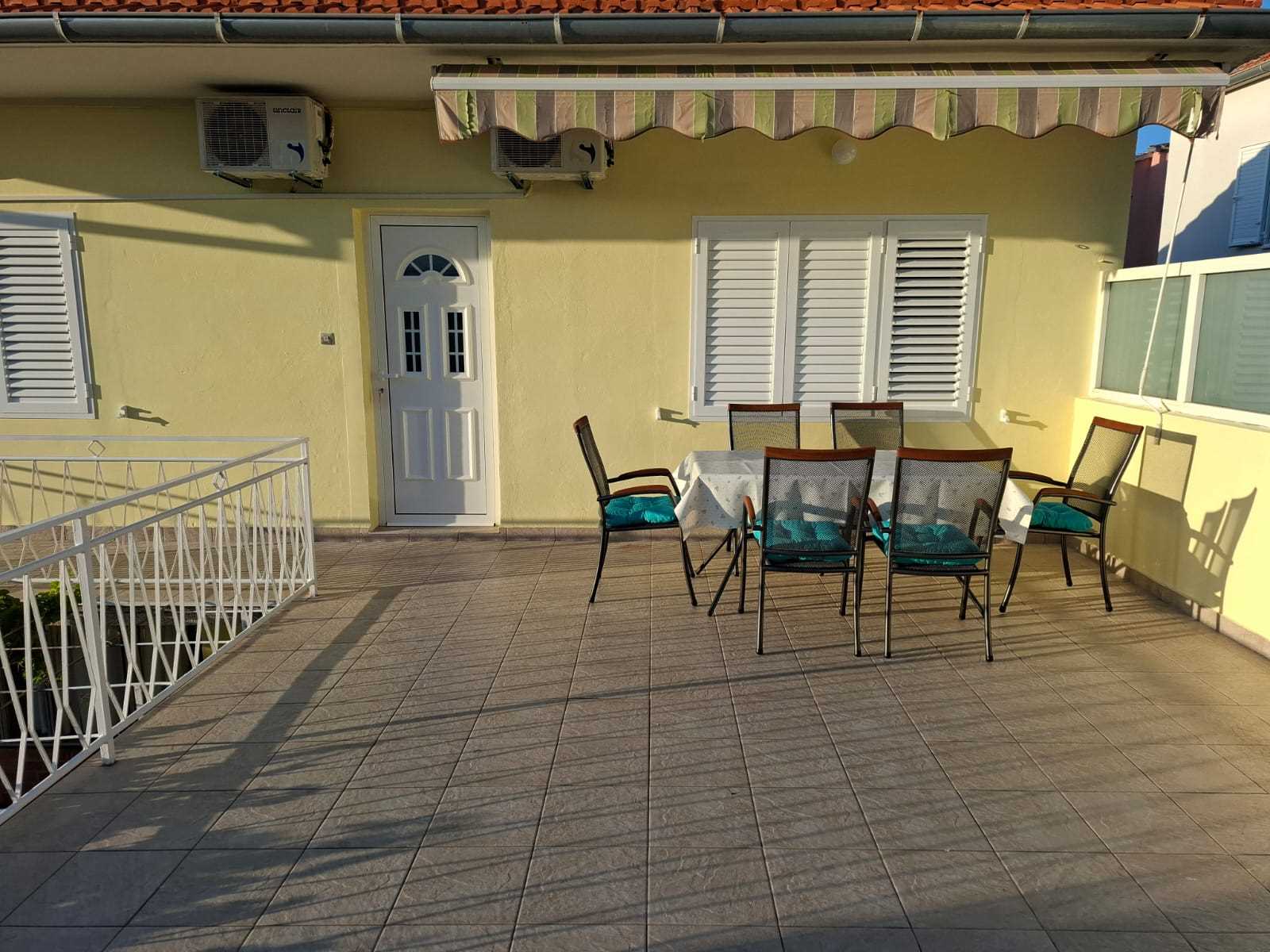 Spacious 6-Bed 2-Bath Apartment - Parking & Close to beach