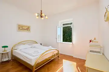 Dubrovnik (Gruž) Apartment with Garden Hot Tub for 5