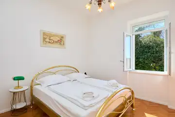 Dubrovnik (Gruž) Apartment with Garden Hot Tub for 5