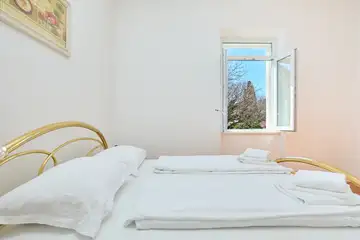 Dubrovnik (Gruž) Apartment with Garden Hot Tub for 5