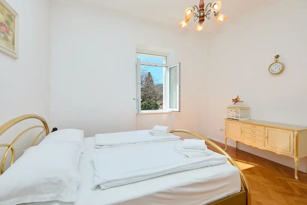 Dubrovnik (Gruž) Apartment with Garden Hot Tub for 5