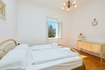 Dubrovnik (Gruž) Apartment with Garden Hot Tub for 5