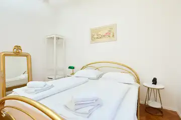 Dubrovnik (Gruž) Apartment with Garden Hot Tub for 5