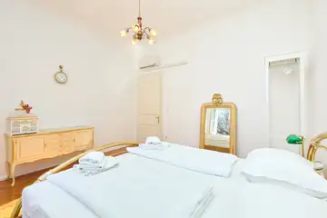 Dubrovnik (Gruž) Apartment with Garden Hot Tub for 5
