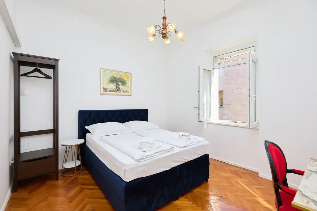 Dubrovnik (Gruž) Apartment with Garden Hot Tub for 5