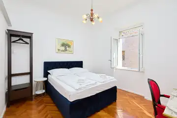 Dubrovnik (Gruž) Apartment with Garden Hot Tub for 5