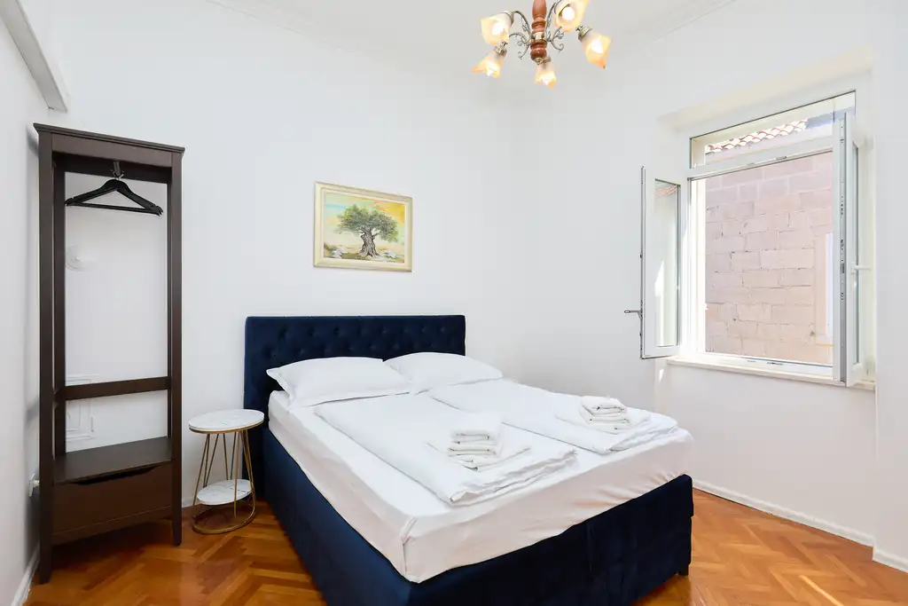 Dubrovnik (Gruž) Apartment with Garden Hot Tub for 5