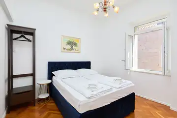 Dubrovnik (Gruž) Apartment with Garden Hot Tub for 5