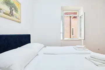 Dubrovnik (Gruž) Apartment with Garden Hot Tub for 5