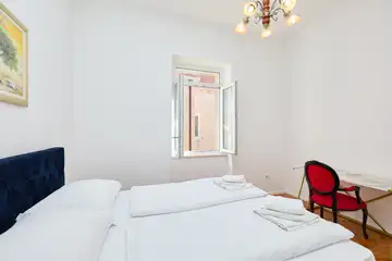 Dubrovnik (Gruž) Apartment with Garden Hot Tub for 5