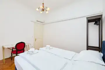 Dubrovnik (Gruž) Apartment with Garden Hot Tub for 5