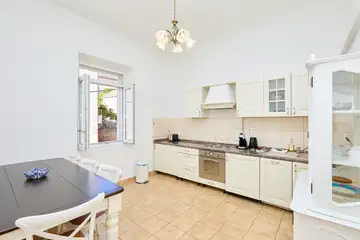 Dubrovnik (Gruž) Apartment with Garden Hot Tub for 5