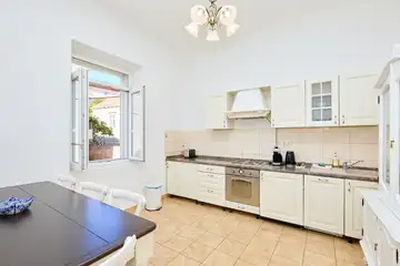 Dubrovnik (Gruž) Apartment with Garden Hot Tub for 5