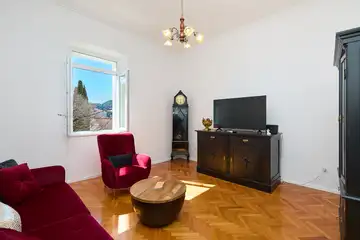 Dubrovnik (Gruž) Apartment with Garden Hot Tub for 5