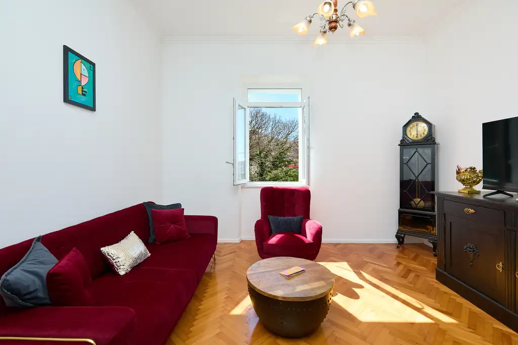 Dubrovnik (Gruž) Apartment with Garden Hot Tub for 5