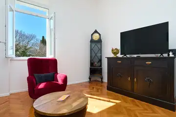 Dubrovnik (Gruž) Apartment with Garden Hot Tub for 5